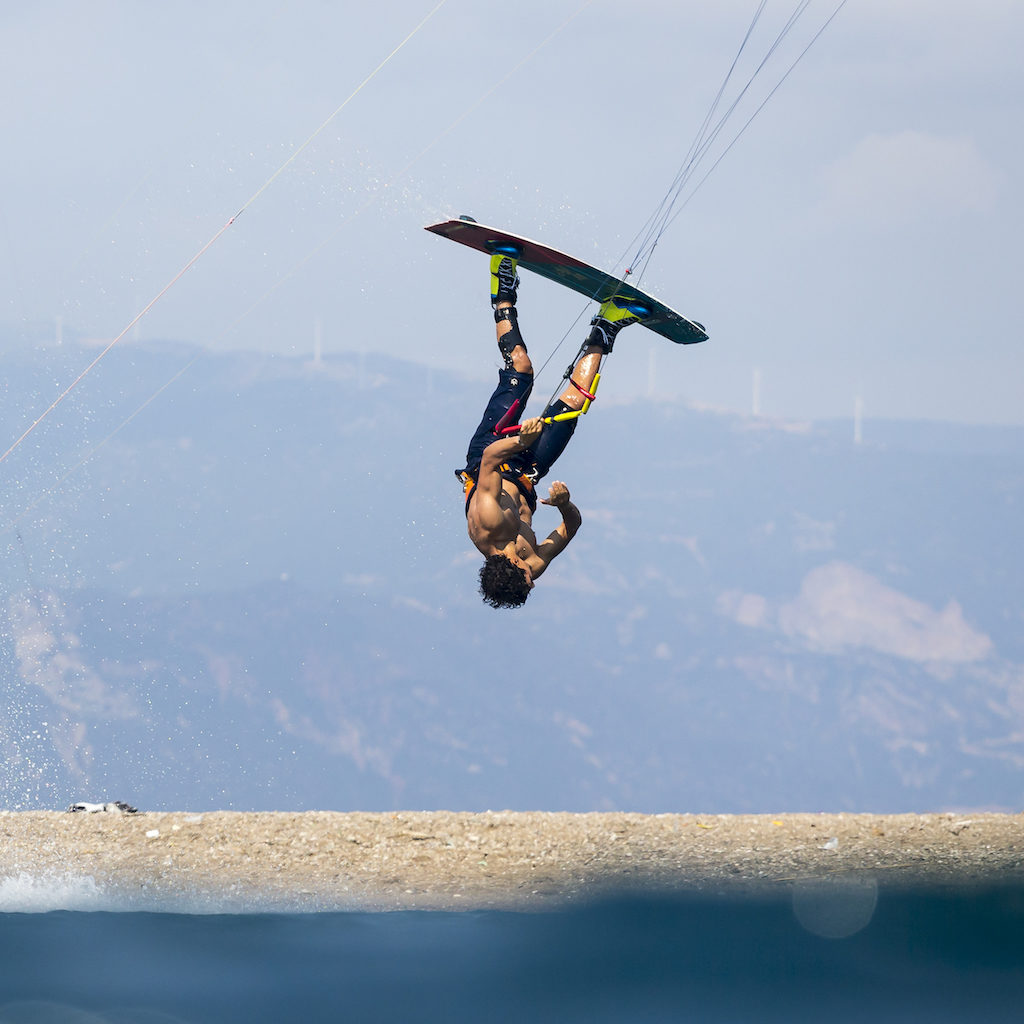 Kite surfeur avec genouillère articulée - Sud Orthopédie