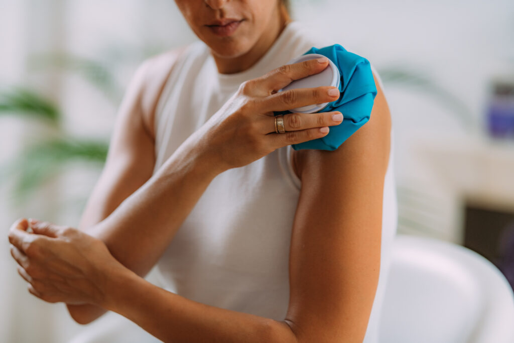 Femme tenant une poche de froid sur son épaule - Définition de la cryothérapie